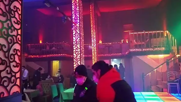 Konya'da kısıtlamaya uymayıp pavyona giden 96 kişi eğlenirken yakalandı