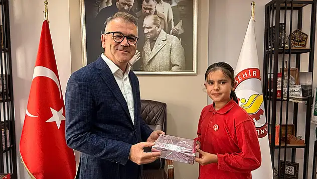 Konya'da Kitap Okuma Projesi kapsamında öğrenciler ödüllendirildi