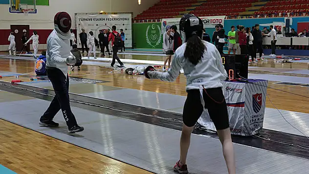 Konya'da kızından etkilenerek eskrime başlayan baba, 4 yıldır madalya mücadelesi veriyor
