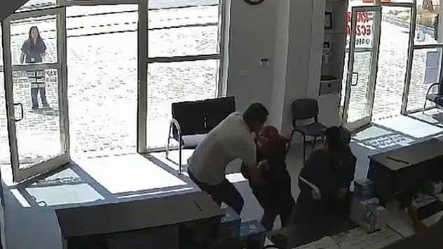 Konya'da koca dehşeti! Beraber ilaç almaya gittiği eşini defalarca bıçakladı, o anlar kameraya yansıdı

