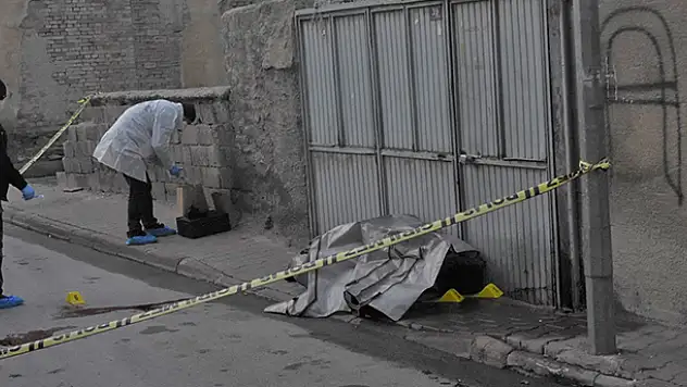 Konya'da koca dehşeti! Boşanma aşamasındaki karısını sokakta öldürüp intihar girişiminde bulundu