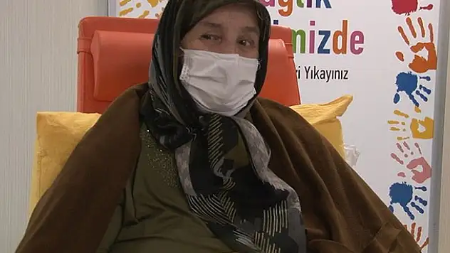 Konya'da kocasının cenazesinde koronavirüs bulaşan kadın 42 gün sonra taburcu oldu