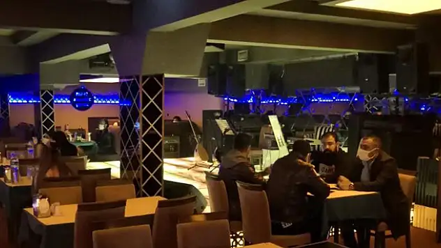 Konya'da koçbaşı ile girilen eğlence mekanındaki 74 kişiye ceza kesildi