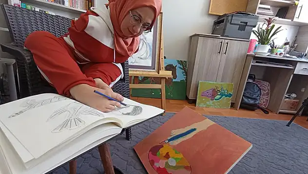 Konya'da kolları olmayan genç kız hedeflerine ayaklarıyla çizerek ulaşıyor
