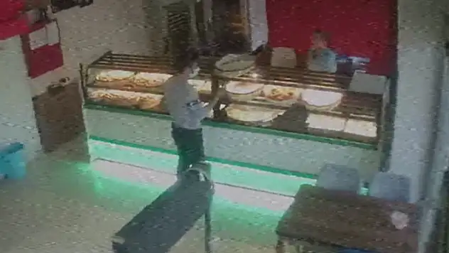 Konya'da 'Komşu kasabın oğluyum' diyen şüpheli, vermediği paranın üstünü alıp çanta çaldı
