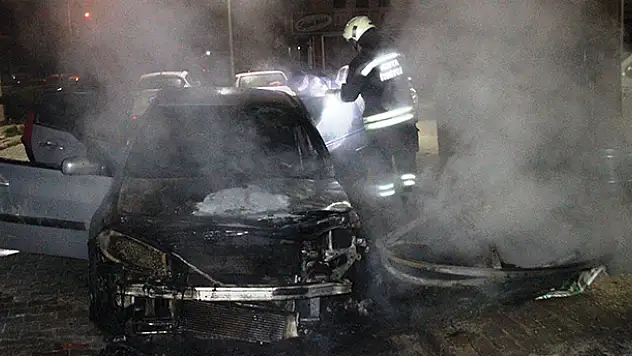 Konya'da konteynerinde çıkan yangın otomobili yaktı