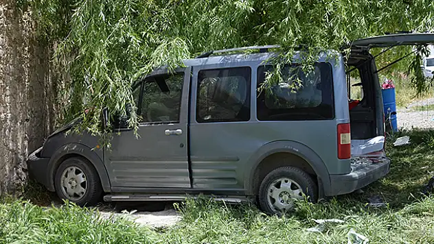 Konya'da kontrolden çıkan araç depoya çarptı: 3 yaralı
