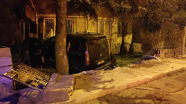 Konya'da kontrolden çıkan araç evin duvarına çarparak durabildi
