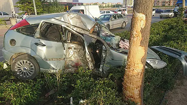 Konya'da kontrolden çıkan araç refüje çarptı: 1'i ağır 2 yaralı