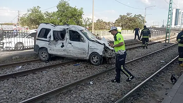 Konya'da kontrolden çıkan araç tramvay yoluna girdi: 3 yaralı
