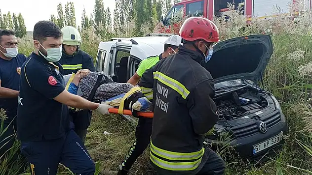 Konya'da kontrolden çıkan hafif ticari araç şarampole devrildi: 2 yaralı
