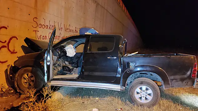 Konya'da kontrolden çıkan hafif ticari araç üst geçit duvarına çarptı