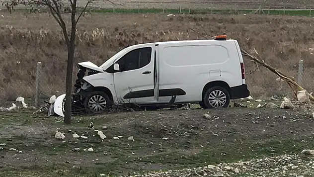 Konya'da kontrolden çıkan hafif ticari araç ağaca çarptı:1 yaralı