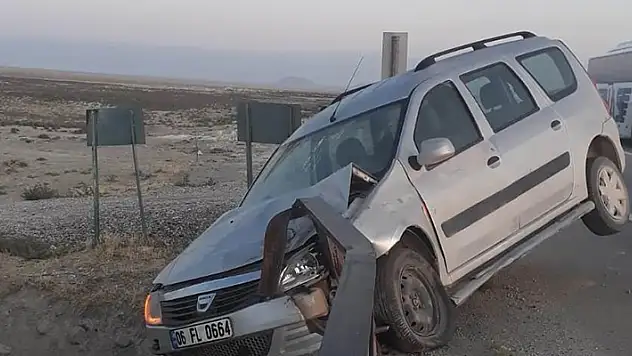 Konya'da kontrolden çıkan hafif ticari araç bariyerlere saplandı: 1 yaralı
