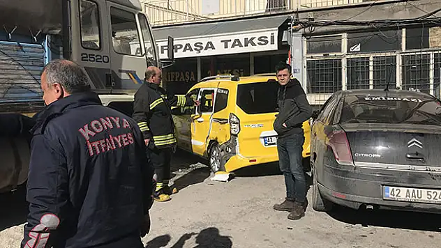 Konya'da kontrolden çıkan kamyon taksi durağına girdi