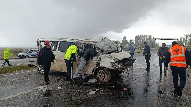 Konya'da kontrolden çıkan minibüs yan yattı