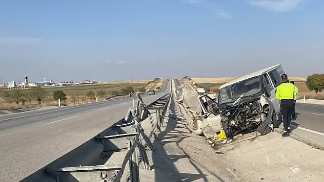 Konya'da kontrolden çıkan minibüs demir bariyerlere çarptı: 1 yaralı

