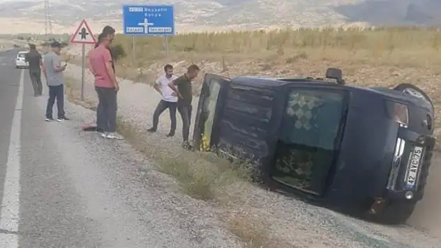 Konya'da kontrolden çıkan minibüs devrildi: 3 yaralı
