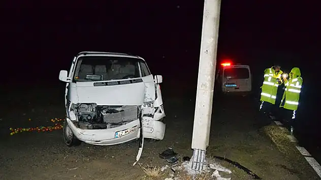 Konya'da kontrolden çıkan minibüs elektik direğine çarptı: 2 yaralı