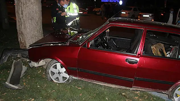 Konya'da kontrolden çıkan otomobil ağaca çarptı: Polis hastanede yaralı aradı