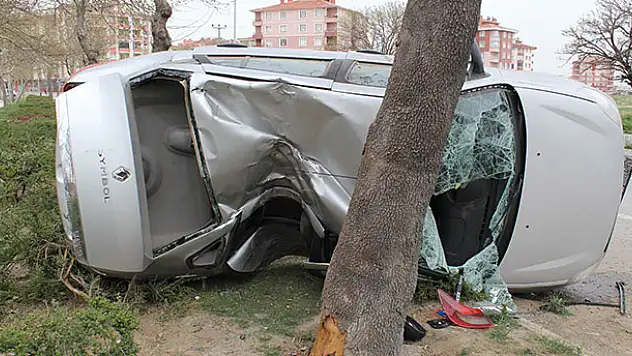 Konya'da kontrolden çıkan otomobil ağaca çarptı: 2 yaralı