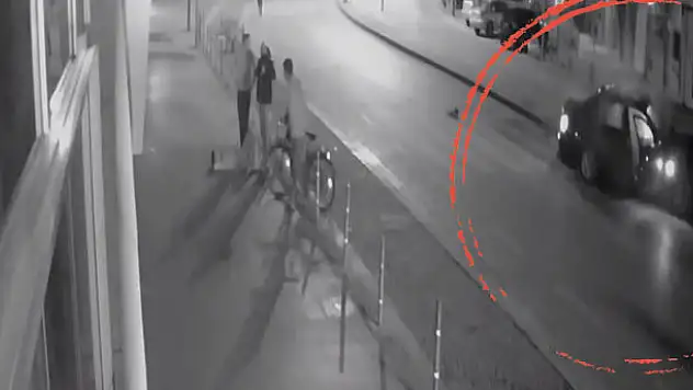 Konya'da kontrolden çıkan otomobil aydınlatma direğine çarptı! O anlar kamerada