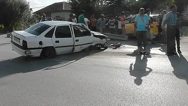 Konya'da kontrolden çıkan otomobil bariyerlere çarptı: 2 yaralı