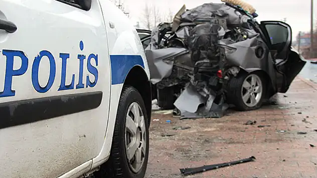 Konya'da kontrolden çıkan otomobil beton direğe çaptı: 1 ölü, 1 ağır yaralı