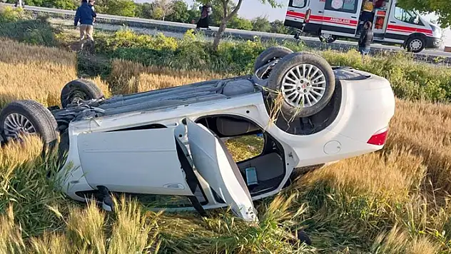 Konya'da kontrolden çıkan otomobil buğday tarlasına devrildi: 2'si çocuk 4 yaralı
