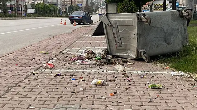 Konya'da kontrolden çıkan otomobil çöp konteynerine çarptı: 1 yaralı
