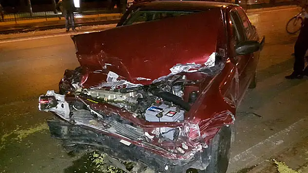 Konya'da kontrolden çıkan otomobil demir korkuluklara çarptı