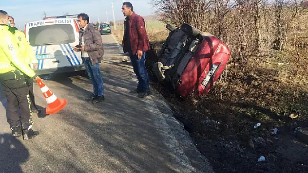 Konya'da kontrolden çıkan otomobil devrildi: 4 kişi yaralandı
