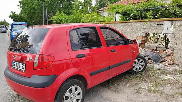 Konya'da kontrolden çıkan otomobil duvara çarptı: 1 yaralı

