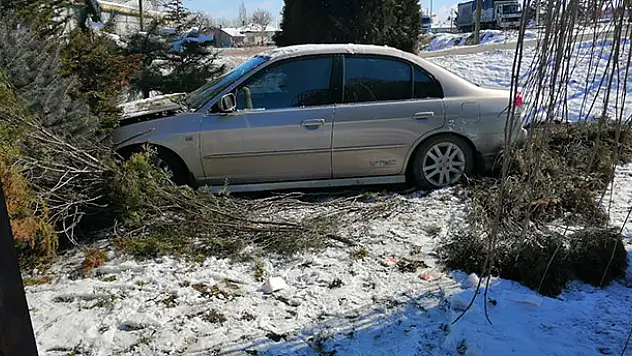 Konya'da kontrolden çıkan otomobil duvara çarptı: 1 yaralı