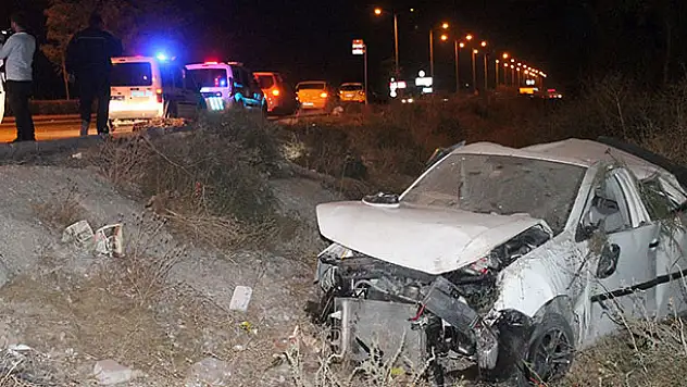 Konya'da kontrolden çıkan otomobil evrildi: 2 ölü 1 yaralı