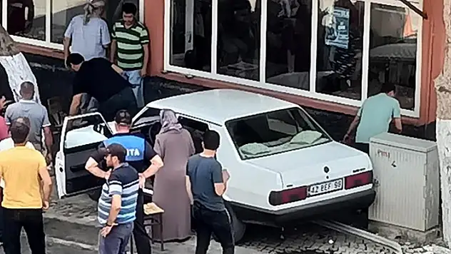 Konya'da kontrolden çıkan otomobil kahvehanede çay için müşteriye çarptı
