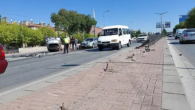 Konya'da kontrolden çıkan otomobil karşı şeride uçtu: 2 yaralı
