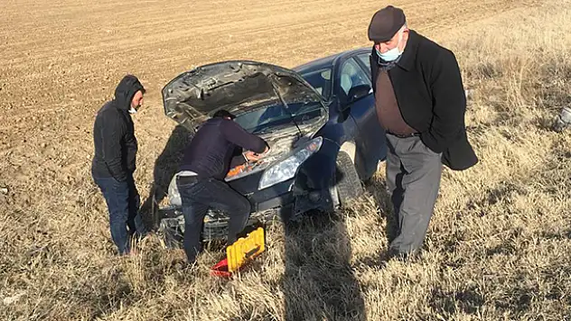 Konya'da kontrolden çıkan otomobil şarampole devrildi