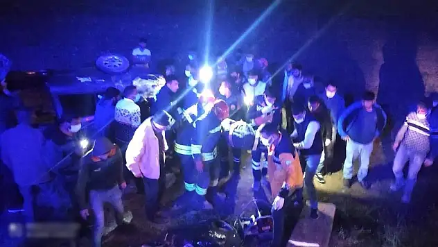 Konya'da kontrolden çıkan otomobil şarampole yuvarlandı: 3 yaralı
