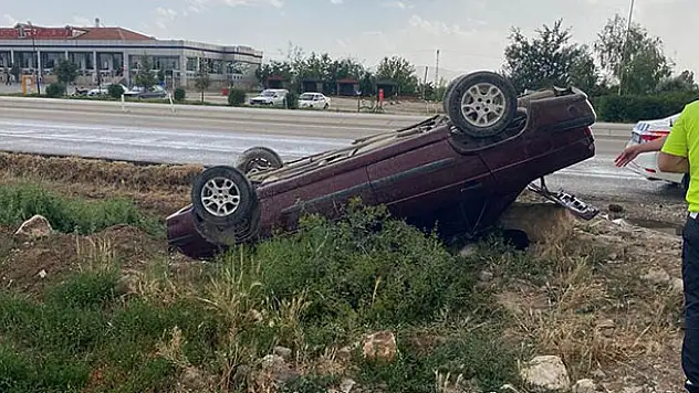 Konya'da kontrolden çıkan otomobil şarampole takla attı