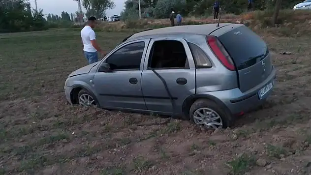 Konya'da kontrolden çıkan otomobil tarlaya uçtu: 4 yaralı
