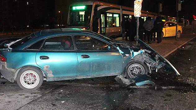 Konya'da kontrolden çıkan otomobil tramvaya çarptı
