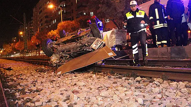 Konya'da kontrolden çıkan otomobil tramvay yoluna girdi!