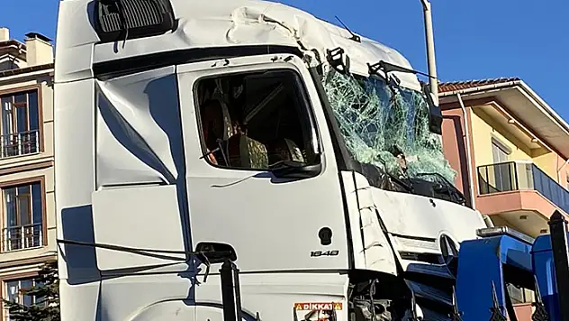 Konya'da kontrolden çıkan tır ağaca çarptı: 1 yaralı
