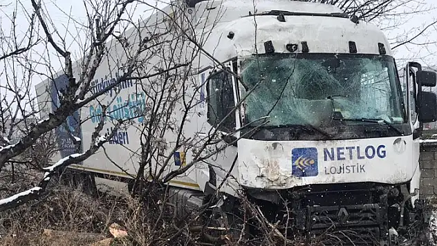 Konya'da kontrolden çıkan tır bahçe duvarına çarptı: 1 yaralı
