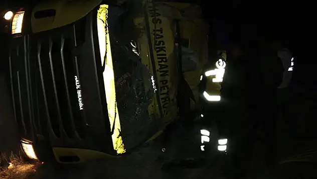 Konya'da kontrolden çıkan tır devrildi: 1 yaralı
