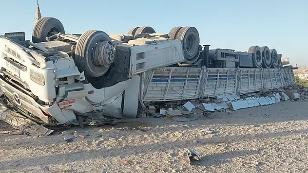 Konya'da kontrolden çıkan tır devrildi: 2 yaralı