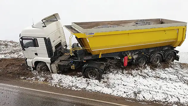 Konya'da kontrolden çıkan tır şarampole çıktı: 1 yaralı