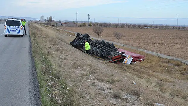 Konya'da kontrolden çıkan tır şarampole yuvarlandı: 1 yaralı