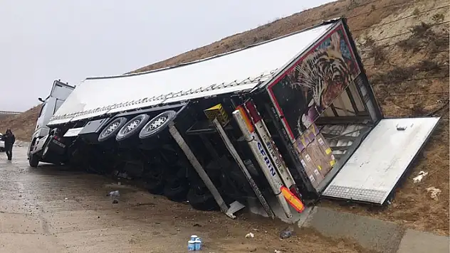 Konya'da kontrolden çıkan tır şarampole devrildi: 1 yaralı
